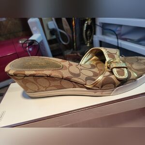 Coach Perry Khaki Gold Patterned Wedges Size 10 In Original Box